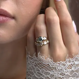 Romantic gold band with sparkling diamond leaf motif – perfect for wedding or everyday wear