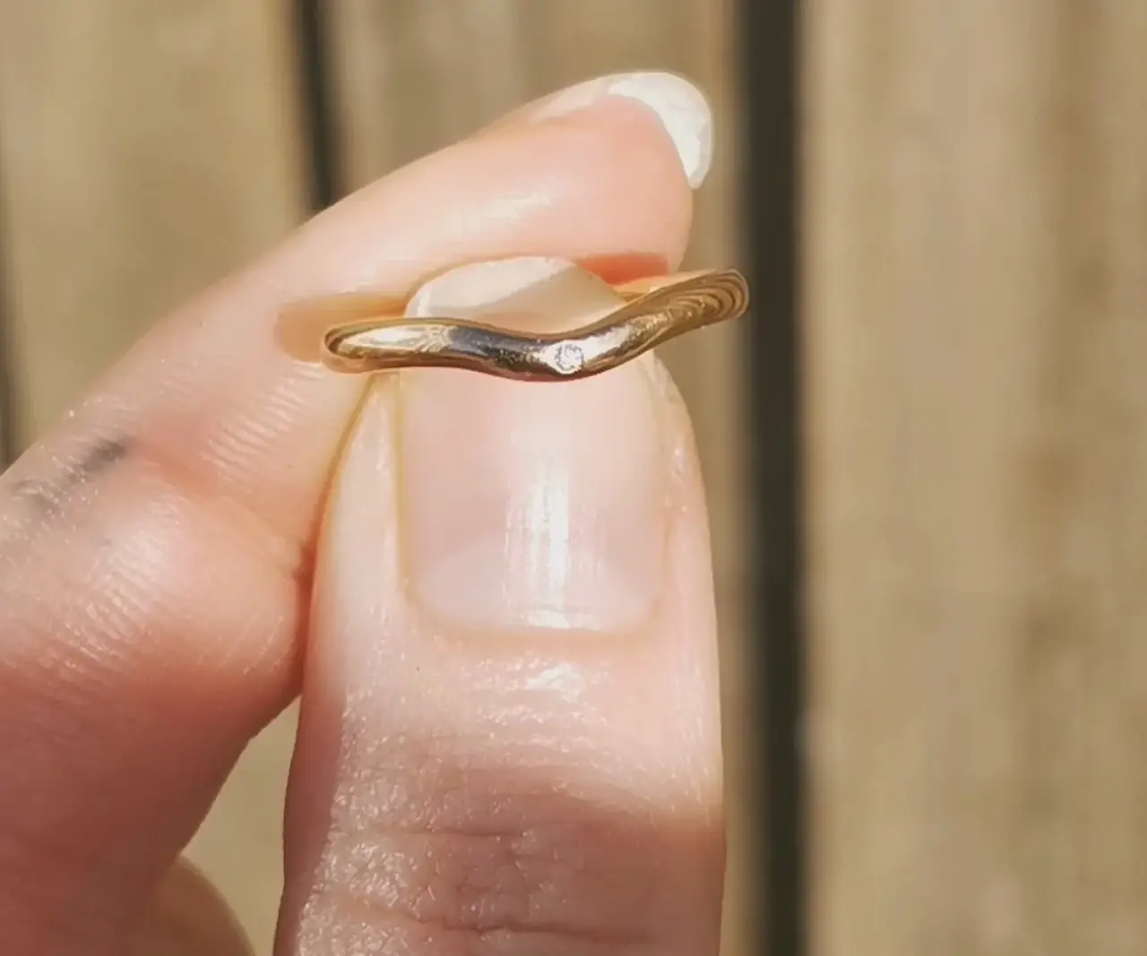 Elegant 18k yellow gold band with organic silhouette – designer wedding ring by Elsa Peretti for Tiffany