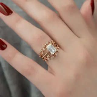 Jacket Emily 14K white gold wedding band with vine motif and accent diamonds, designed to enhance engagement rings.