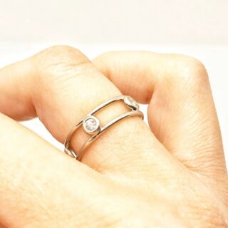 Tiffany & Co. Elsa Peretti® Diamonds by the Yard® Ring showcasing five round brilliant diamonds in a polished gold band.