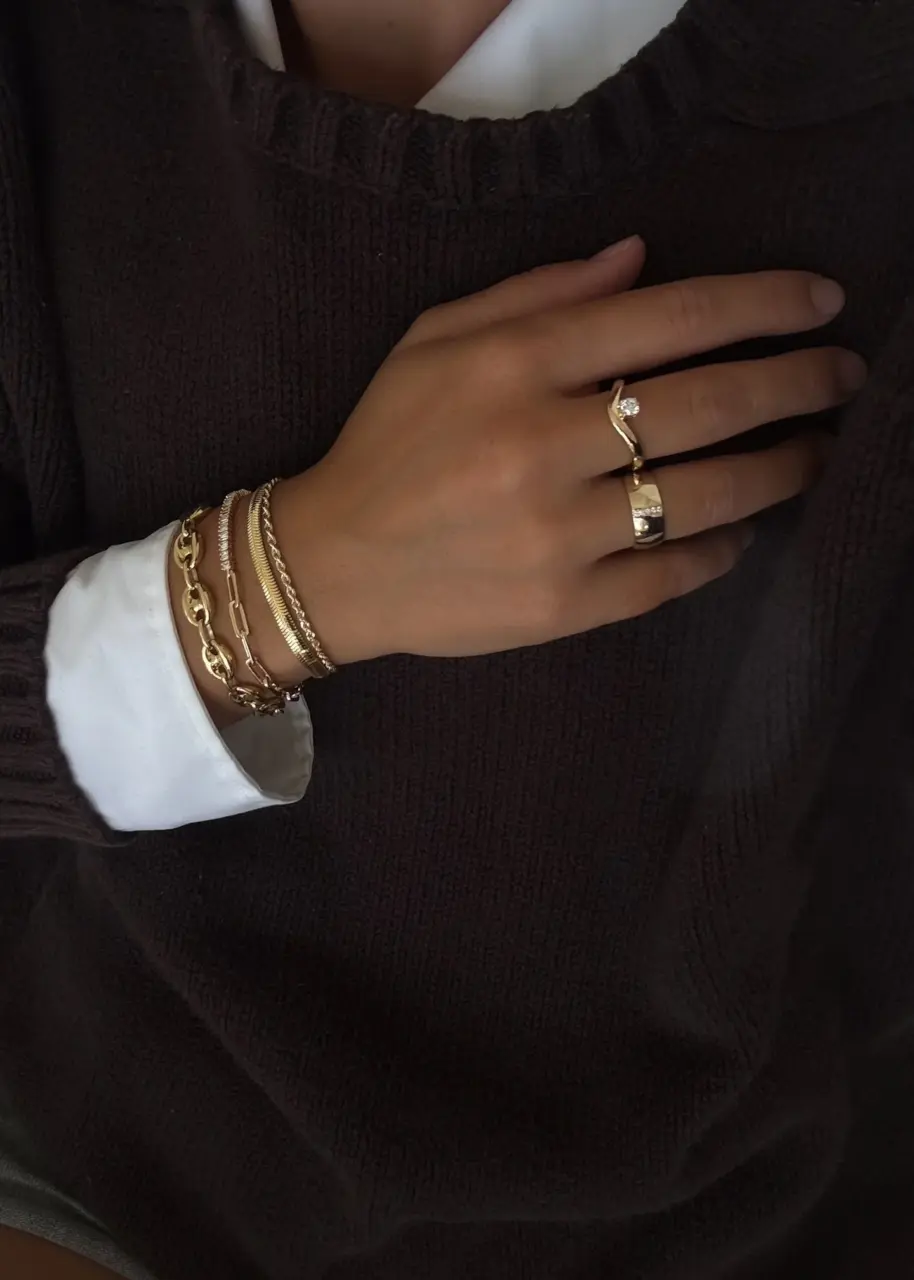 Kinn Studio Katherine curved band in solid gold featuring a conflict-free round diamond, minimalist and timeless design