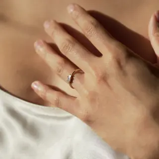 Elegant 14k gold ring featuring triple diamond design – modern and timeless fine jewelry