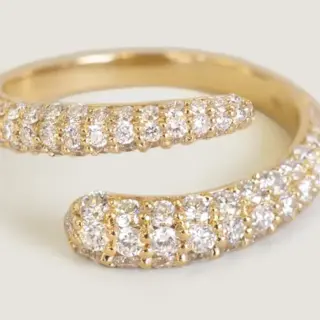 Close-up of the Pavé Wrap Around Ring showcasing round rogue diamonds set in solid gold