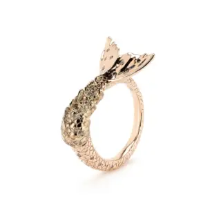 Side view of Mermaid Tail Twist Ring featuring intricate rose and white gold craftsmanship and brown diamond accents by Bibi van der Velden