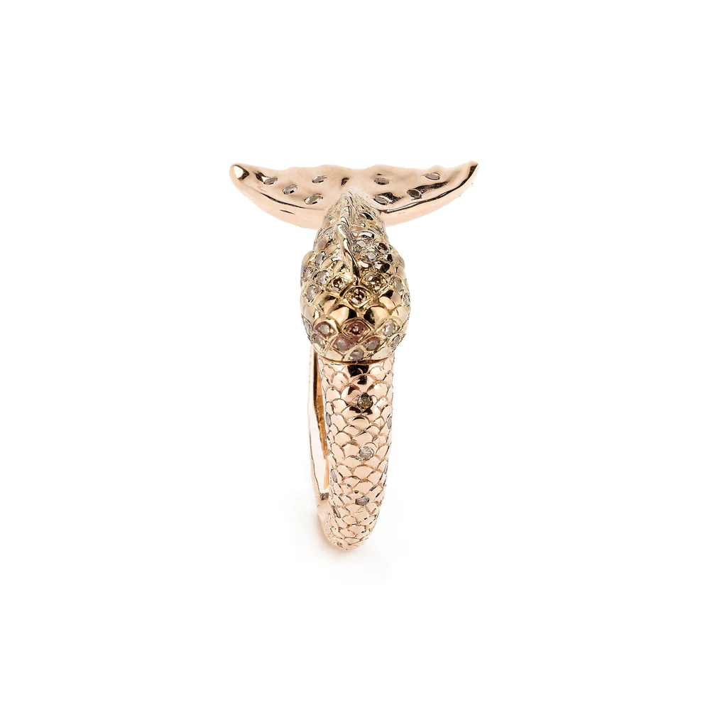 Bibi van der Velden’s Mermaid Tail Twist Ring in 18K rose and white gold displayed on stand, emphasizing its unique mermaid-inspired design and fine detailing