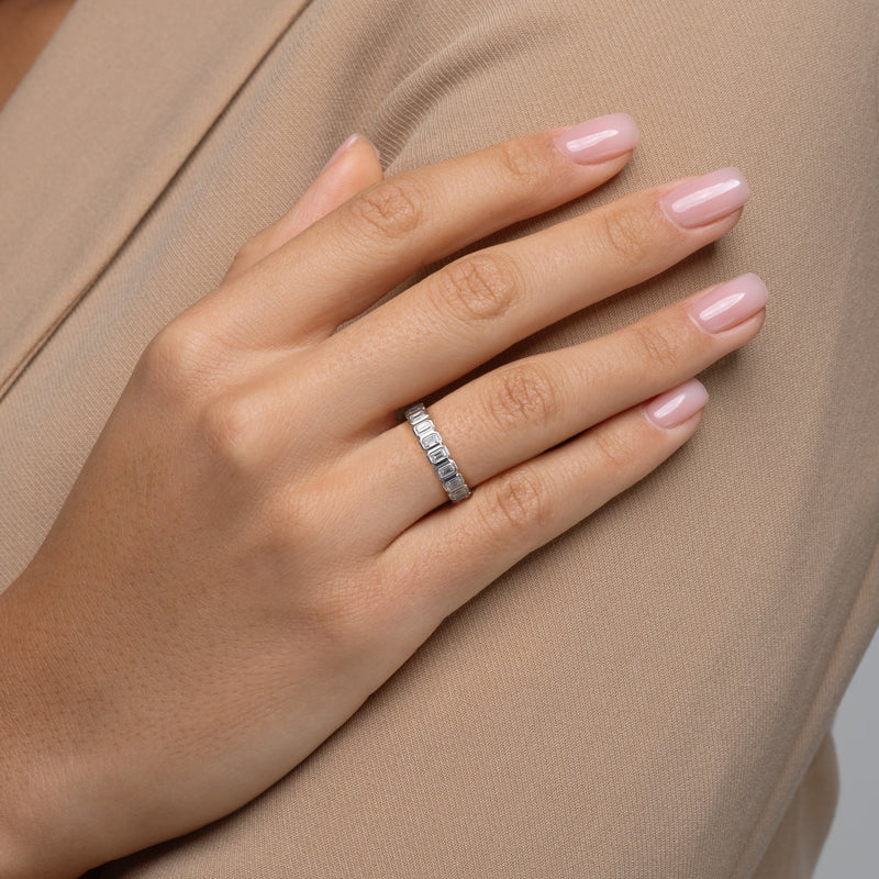 Full eternity band of bezel‑set emerald‑cut diamonds in rhodium‑plated 14K white gold