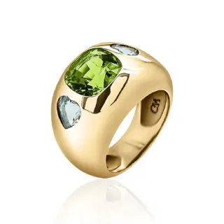 Front-facing image of a chunky yellow‑gold Nomad ring with a cushion‑cut peridot center and two aquamarine side stones, all set on a wide, 14 mm band.