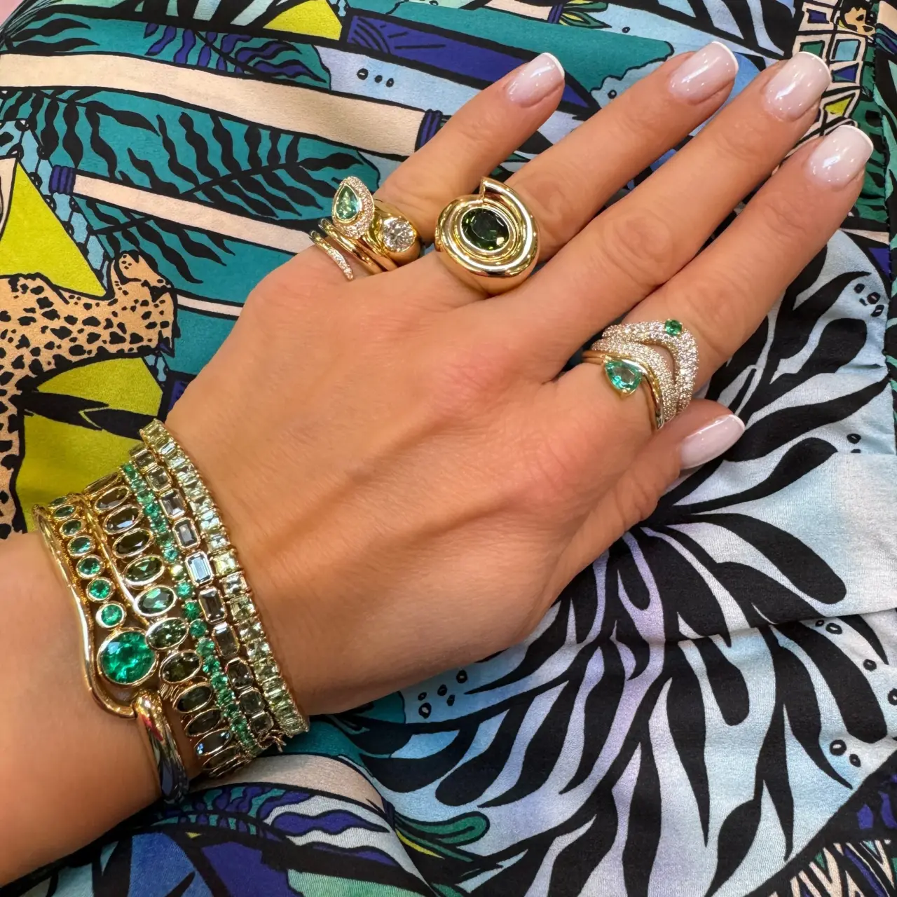 Gemstone stacking band ‘In Awe’ – fluid wave silhouette in 14k white gold set with diamond and emerald by Curated by AB
