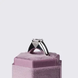 ide profile of the Love Manifesto Band, emphasizing the V-shaped design and the seamless integration of the emerald-cut diamond