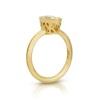 Side profile of Art Deco oval diamond ring with angular basket windows, milgrain edges, and arrow-style band in gold, for a timeless geometric silhouette.