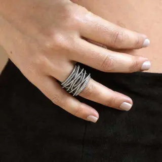 Close-up of 18k gold statement ring featuring large 1.50 ct brilliant-cut diamond