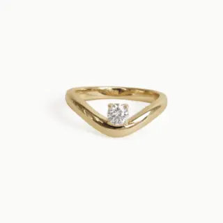 Minimalist curved yellow gold ring with round lab-grown diamond by Kinn Studio, modern ethical fine jewelry.