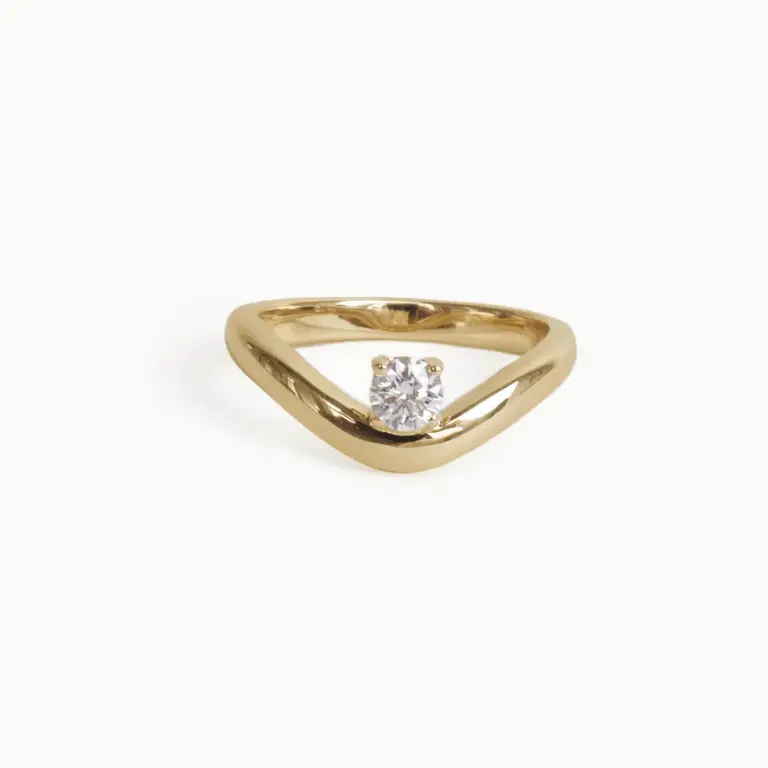 Minimalist curved yellow gold ring with round lab-grown diamond by Kinn Studio, modern ethical fine jewelry.