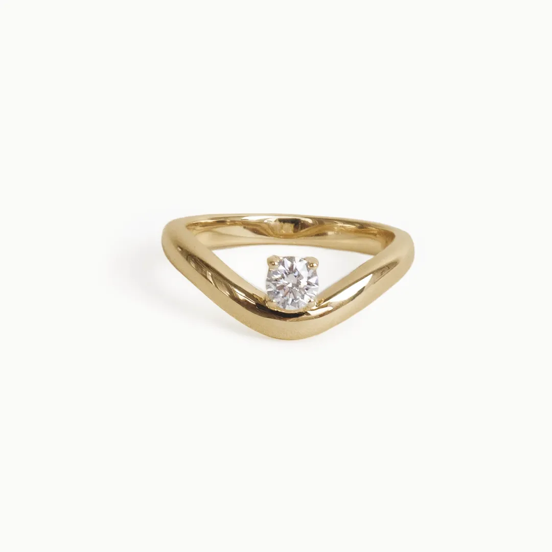 Minimalist curved yellow gold ring with round lab-grown diamond by Kinn Studio, modern ethical fine jewelry.