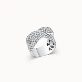 Close-up of the Van Bruun 8079A-M950PT platinum ring, highlighting its round brilliant diamond centerpiece