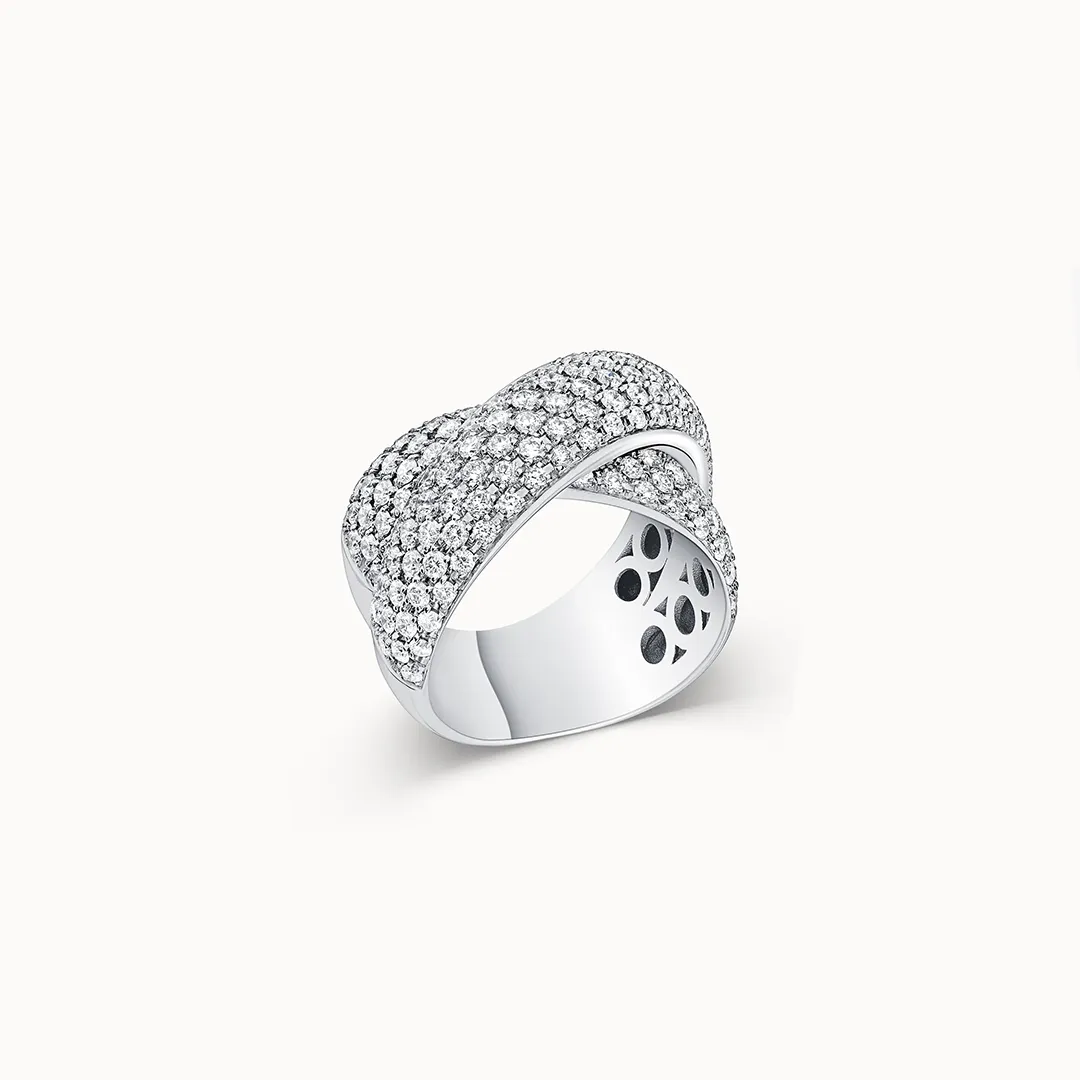 Close-up of the Van Bruun 8079A-M950PT platinum ring, highlighting its round brilliant diamond centerpiece