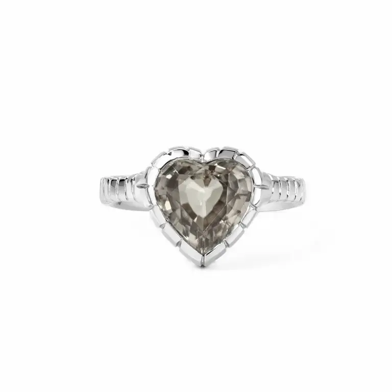 Close‑up of Retrouvai heirloom 4.2 ct heart grey sapphire set in a vertically‑grooved bezel ring in white gold