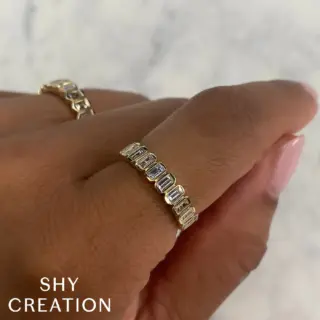 14K recycled yellow gold diamond band featuring a row of natural baguette-cut diamonds totaling 0.78 carats, Shy Creation luxury wedding ring.