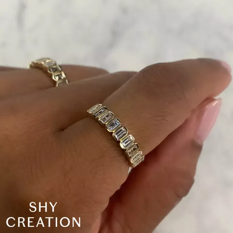 14K recycled yellow gold diamond band featuring a row of natural baguette-cut diamonds totaling 0.78 carats, Shy Creation luxury wedding ring.