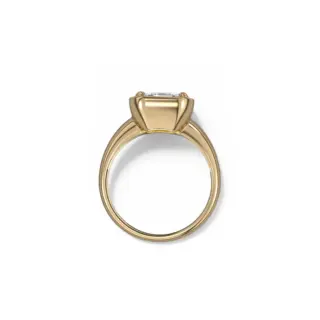 Close‑up of the Asscher cut diamond solitaire in yellow gold Club setting highlighting its geometric brilliance.