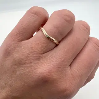 Tiffany & Co. Elsa Peretti™ curved gold band – modern and elegant wedding ring design