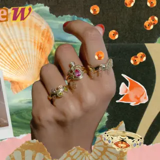 The Cadlina wavy ring with five cushion-cut Montana kaleidoscope sapphires in varying blue-green hues, set in 14K yellow gold, showcased head-on.