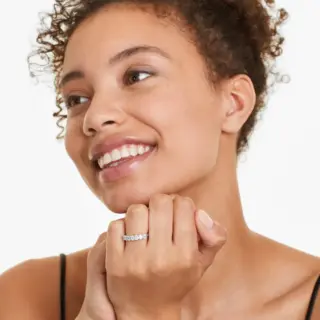 Elegant 14k white gold band with seven oval-shaped diamonds – classic anniversary ring design