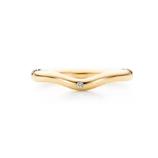 Elsa Peretti™ wedding band ring in 18k yellow gold – sleek and sculptural design by Tiffany & Co.