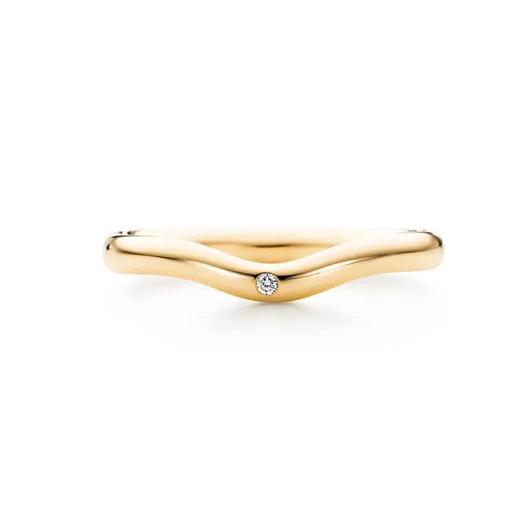 Elsa Peretti™ wedding band ring in 18k yellow gold – sleek and sculptural design by Tiffany & Co.