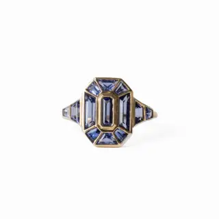 Classic cushion-cut sapphire ring in solid gold – timeless design with June Rings craftsmanship