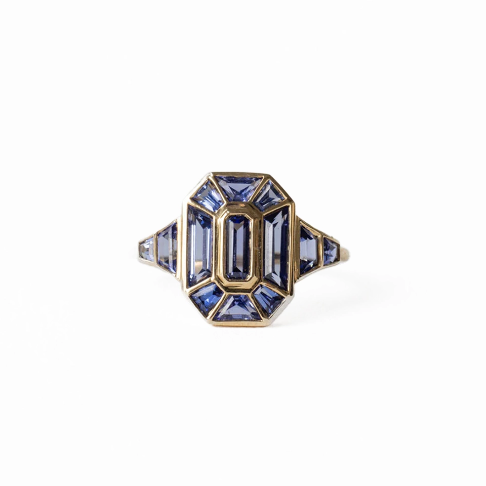 Classic cushion-cut sapphire ring in solid gold – timeless design with June Rings craftsmanship