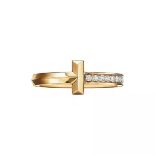 Close-up of the Tiffany T1 Ring in 18k yellow gold, showcasing the pavé round brilliant diamonds.