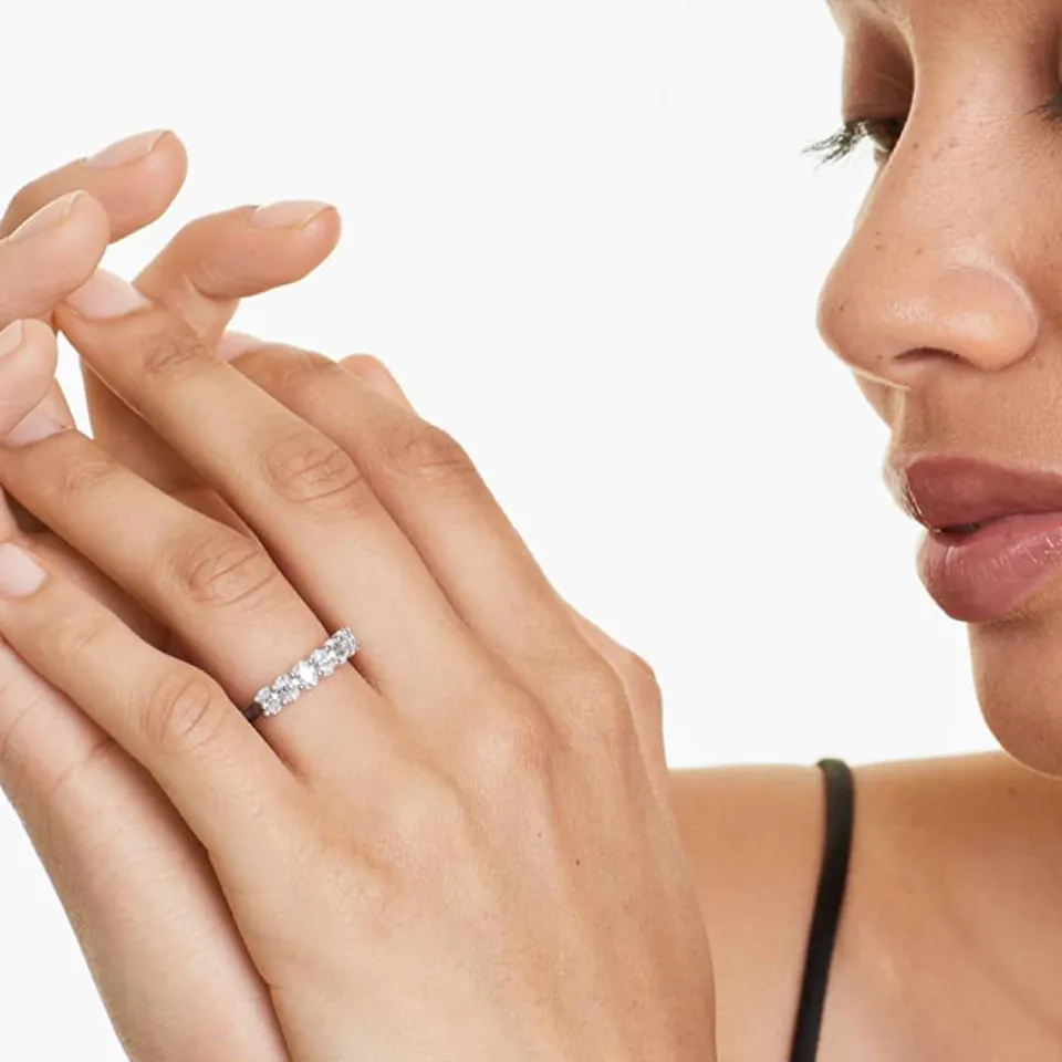 James Allen seven-stone diamond ring in white gold – perfect for anniversaries or milestone gifts