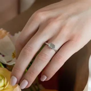 Close-up of 14 k white gold bezel ring featuring a 1.21 ct hexagon rustic diamond oriented east‑wes