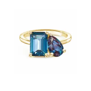 oi et Moi cocktail ring featuring a 10x7mm emerald-cut London Blue topaz and a 9x6mm pear-shaped lab-grown alexandrite, set in 18K yellow gold