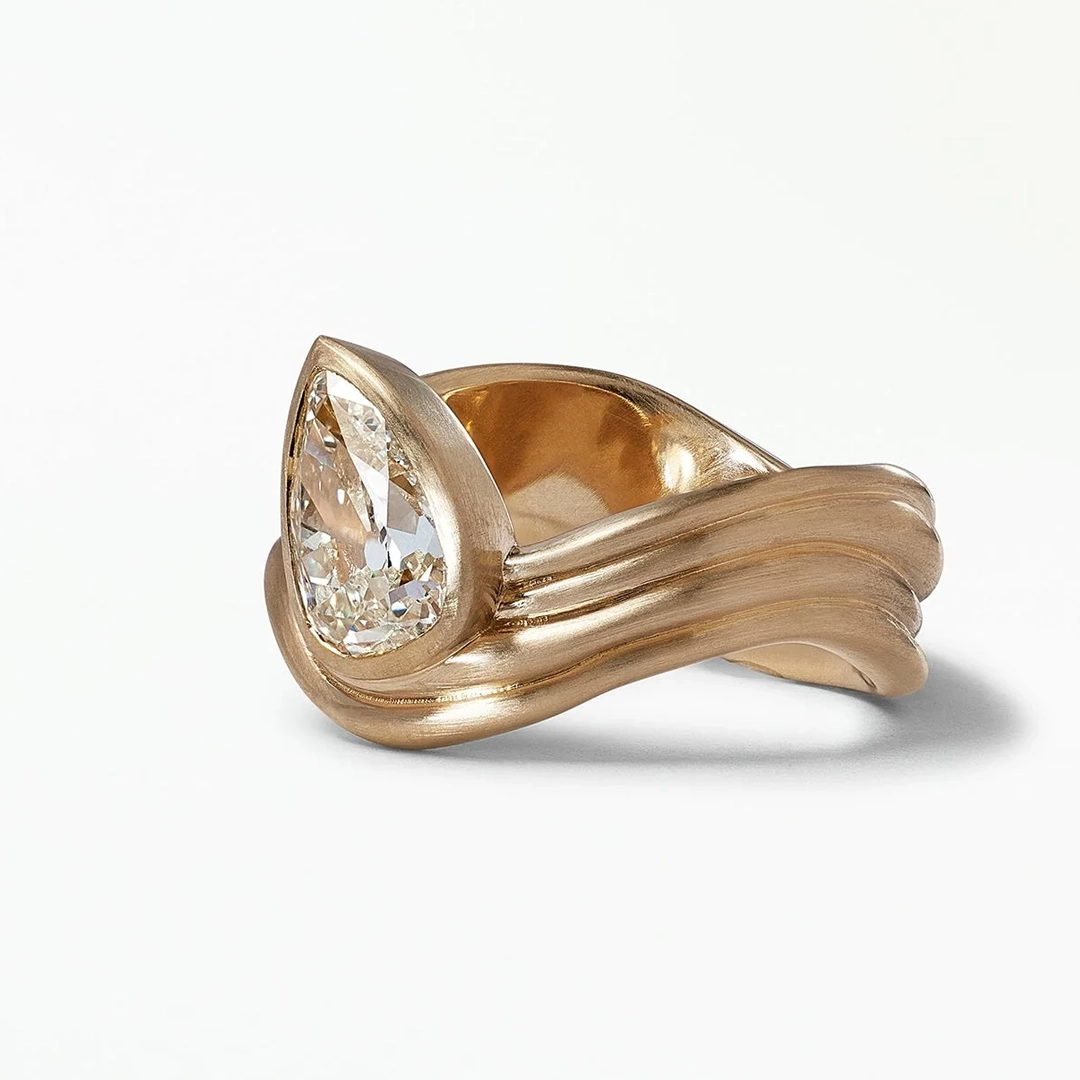 Wwake diamond ring from the side